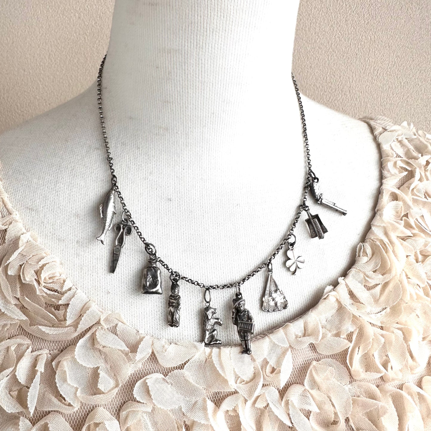 10点のシルバーチャームのネックレス