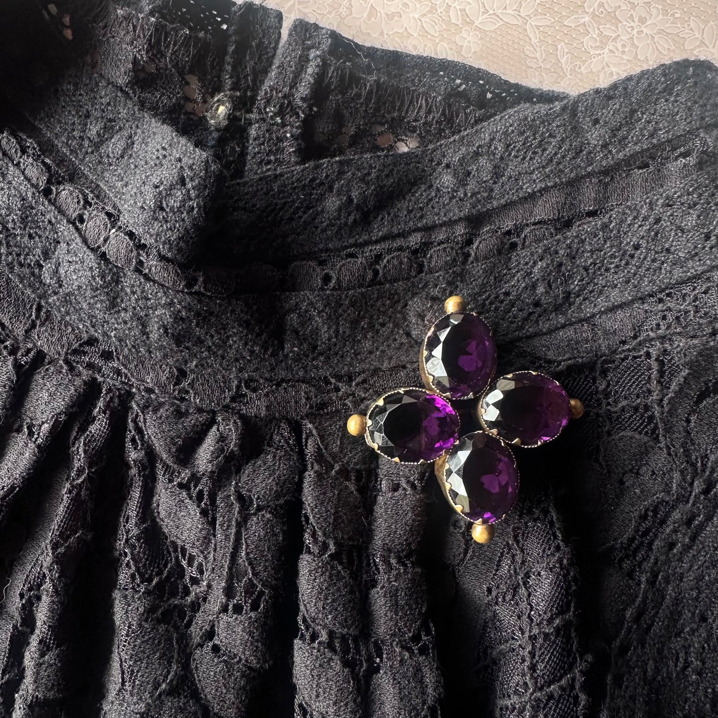 ヴィクトリアン アメジストカラーグラス ブローチ